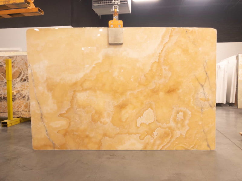 تصویر 2 از سنگ مرمر عسلی مشهد با بافت کریستالی و درخشندگی طبیعی